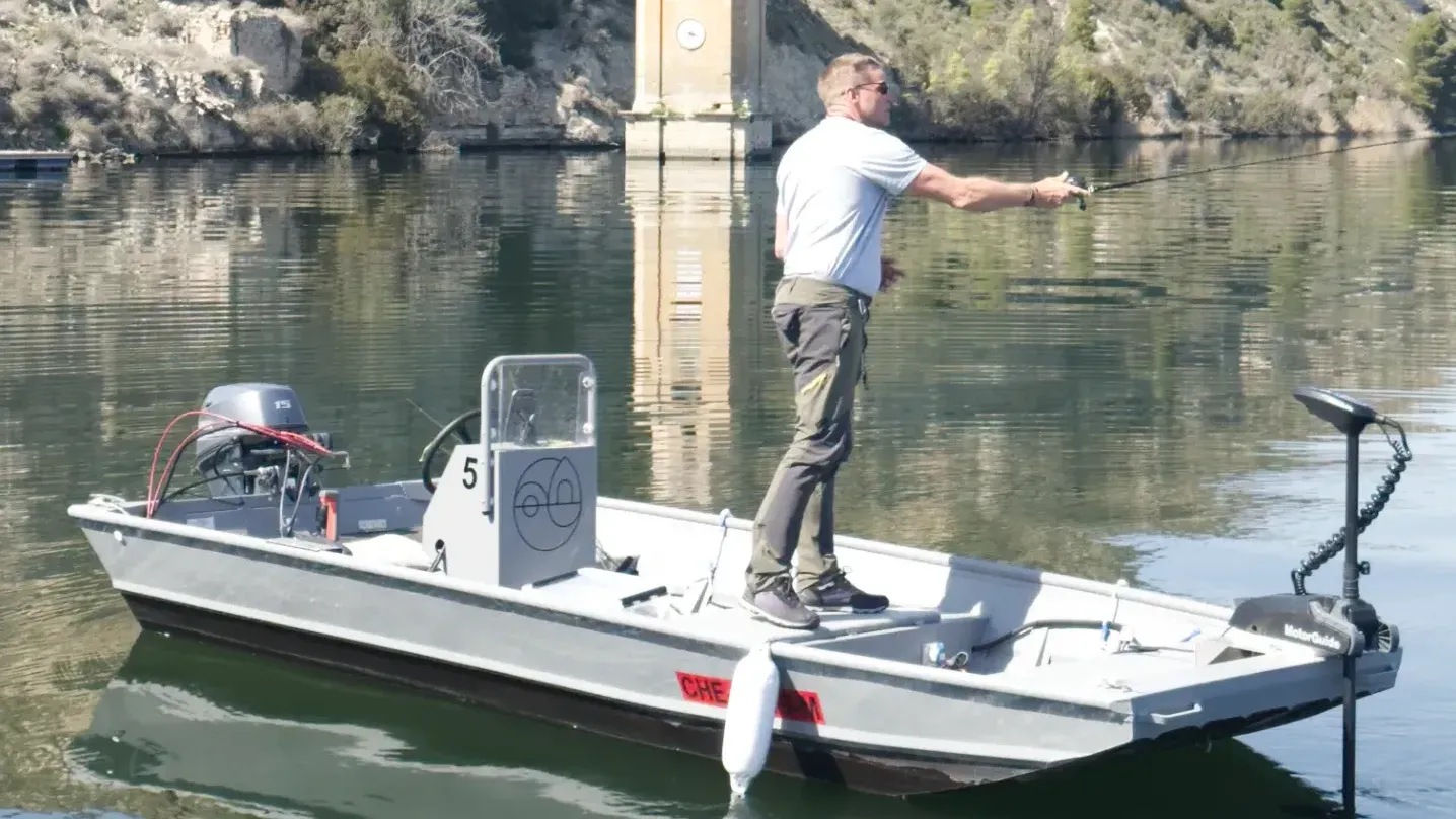 Alquiler barcas pesca ebro equipadas 15hp port massaluca 12