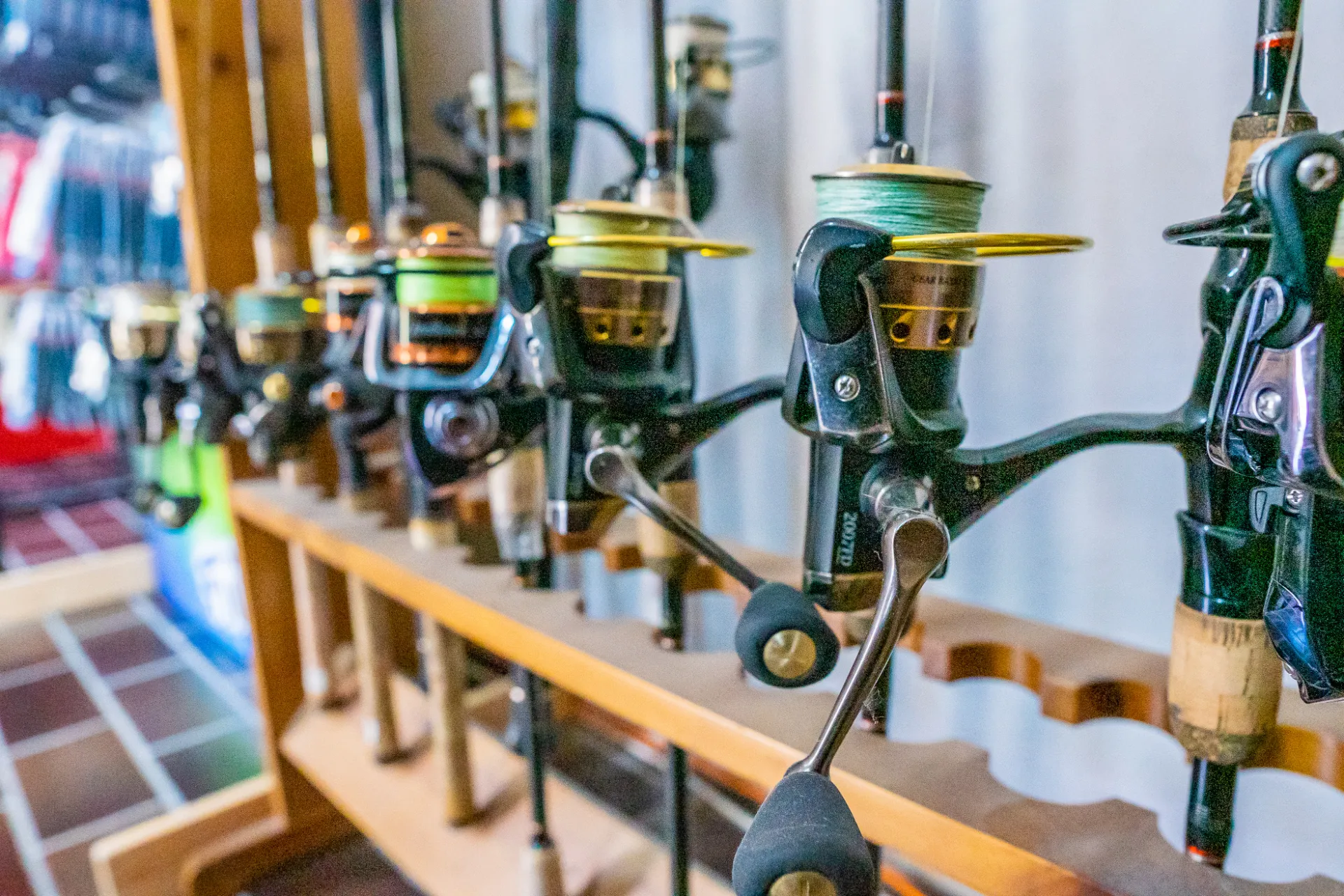 Tienda de pesca rio Ebro instalaciones port massaluca - 11