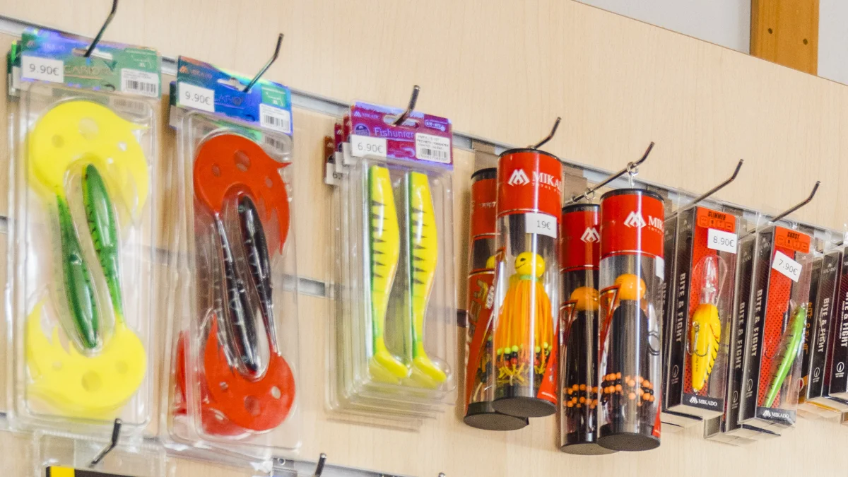 Señuelos para pesca de siluro expuestos en la tienda de Port Massaluca